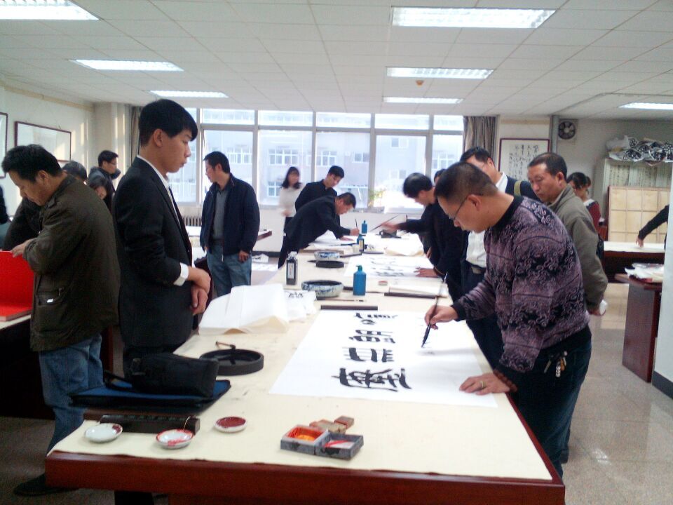 墨香沁校園，藝韻潤心田——我校舉行“書法藝術進校園”座談會暨“特聘書法家”授聘儀式